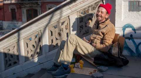 Bari, la storia di "Marco buongiorno": il clochard che saluta tutti con un sorriso